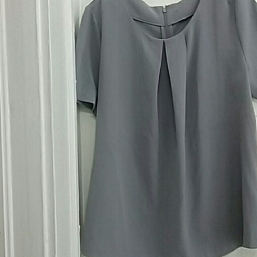 Gray dressy scoop neck pleated front blouse Small